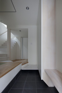 シックな外観に白を基調とした内観のデザイン住宅　世田谷区Ｉ様邸