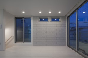 デザイン住宅・天窓から光の降り注ぐ収納の多い３階建て：世田谷区