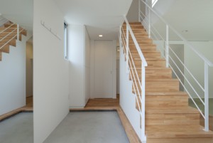デザイン住宅・吹き抜けに浮かぶリビング階段の明るい家：杉並区Ｗ様邸