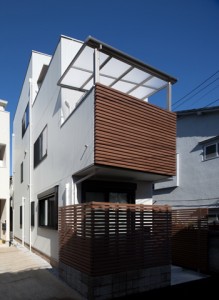開放的なバルコニーが印象的な３階建て住宅：渋谷区K様邸