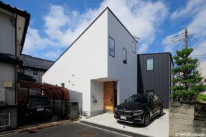 片流れ屋根とフラット屋根を組合わせたスタイリッシュなデザイン住宅　O様