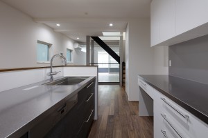 狭小３階建て住宅　居室空間内に階段を配置したシンプルな住宅 T様邸