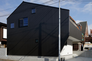ゴージャスな外観に木材をふんだんに使用した内観のデザイン住宅　世田谷区Y様邸
