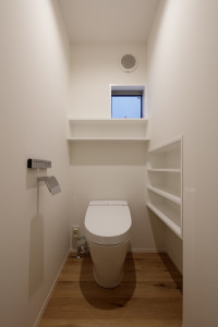ゴージャスな外観に木材をふんだんに使用した内観のデザイン住宅　Y様邸
