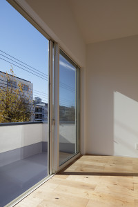 クリーンな色合いと中庭とバルコニーのあるデザイン住宅　T様邸