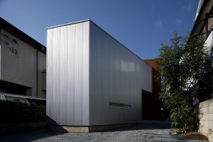 メタリックな外壁を使用した個性的な二階建てデザイン住宅　Ｎ様邸