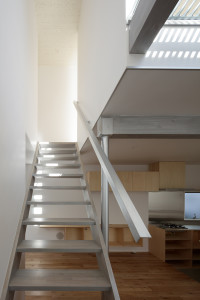 メタリックな外壁を使用した個性的な二階建てデザイン住宅　Ｎ様邸