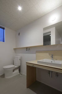 メタリックな外壁を使用した個性的な二階建てデザイン住宅　Ｎ様邸