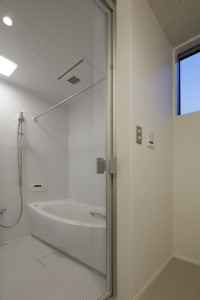 メタリックな外壁を使用した個性的な二階建てデザイン住宅　Ｎ様邸