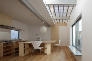 メタリックな外壁を使用した個性的な二階建てデザイン住宅　Ｎ様邸