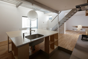 メタリックな外壁を使用した個性的な二階建てデザイン住宅　Ｎ様邸