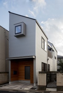 壁に朝日が昇るシェッドルーフのデザイン住宅　H様邸