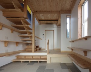壁に朝日が昇るシェッドルーフのデザイン住宅　H様邸