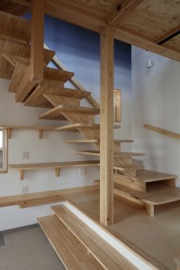 壁に朝日が昇るシェッドルーフのデザイン住宅　H様邸