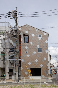 網目模様のお洒落な外観の注文集合住宅