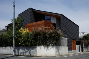 シックな色合いでシンプルにまとめたデザイン住宅 M様