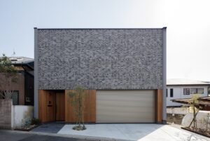 ラグジュアリーな外観にビルトインガレージ・大きなバルコニーがあるデザイン住宅　S様