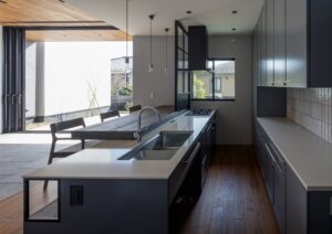 ラグジュアリーな外観にビルトインガレージ・大きなバルコニーがあるデザイン住宅　S様