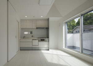 白い外壁に小窓を取り入れたスタイリッシュなデザイン住宅　杉並区G様邸