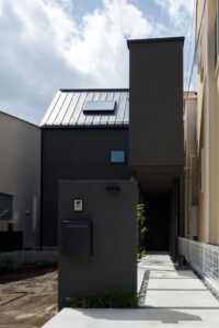 シックな玄関アプローチが美しい表情を生むデザイン住宅　大田区K様邸
