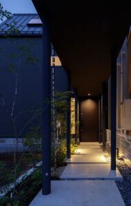 シックな玄関アプローチが美しい表情を生むデザイン住宅　大田区K様邸