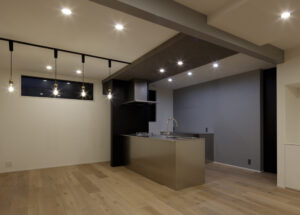 クールな外観 窓の配置でプライバシーにも配慮した3階建て O様邸