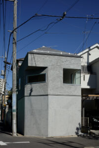 狭小地の地形を活かしたアーティスティックな空間設計 K様邸　