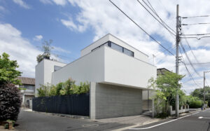 ルーフバルコニーから光と緑が差し込む開放的なデザイン住宅