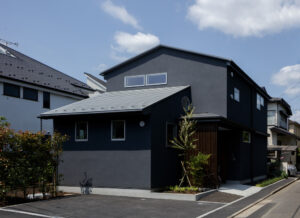 落ち着いた佇まいの大空間リビングがあるデザイン住宅 U様邸