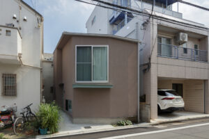 吹き抜けで開放感を演出した狭小住宅 N様邸
