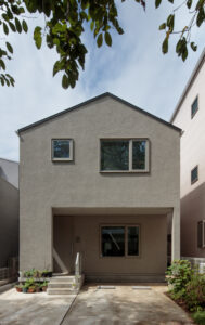 アートが息づく、光と木目が心地よいナチュラルモダンな邸宅