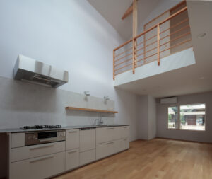 アートが息づく、光と木目が心地よいナチュラルモダンな邸宅