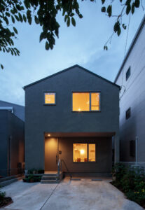 アートが息づく、光と木目が心地よいナチュラルモダンな邸宅