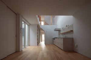 アートが息づく、光と木目が心地よいナチュラルモダンな邸宅