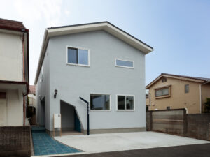 2WAY玄関でスマートな動線に クラシカルモダンなデザイン住宅