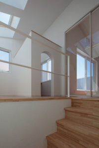 2WAY玄関でスマートな動線に クラシカルモダンなデザイン住宅