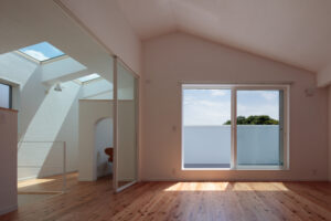 2WAY玄関でスマートな動線に クラシカルモダンなデザイン住宅