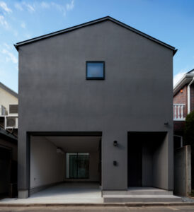 インナーガレージのあるコートハウス　開放感と機能性が調和する住まい