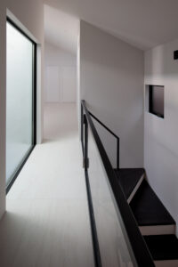 インナーガレージのあるコートハウス　開放感と機能性が調和する住まい