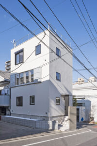 シンプルでお洒落な、ビルトインガレージのある三階建て住宅　T様