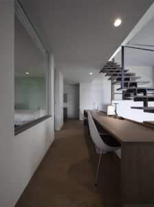 重厚感のあるシックモダンな外観に木目フェンスでアクセントをつけたデザイン住宅　S様