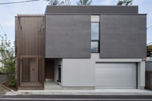 重厚感のあるシックモダンな外観に木目フェンスでアクセントをつけたデザイン住宅　S様