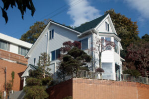 四季を望むパノラマウインドウ 機能性と開放感が家族の時間を育む