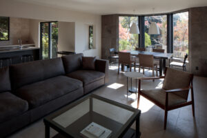 四季を望むパノラマウインドウ 機能性と開放感が家族の時間を育む