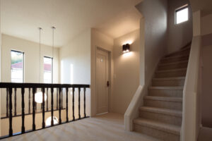 四季を望むパノラマウインドウ 機能性と開放感が家族の時間を育む