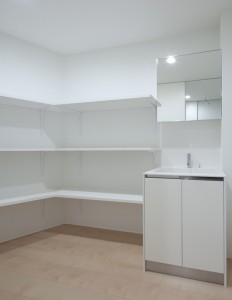 光の差し込む窓のない住宅：ロフトのあるスタジオつき２階建て住宅　K様邸