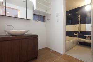 自然の光を取り入れた２階リビングの３階建て住宅：Ａ様邸