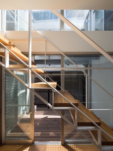 マンションが隣接していても、家中明るく過ごせるシンプルモダンデザイン：Ｎ様邸