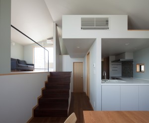 デザイン住宅　メタリックな外観　細長い空間を階段で無駄なく仕切った家　世田谷区Ｉ邸