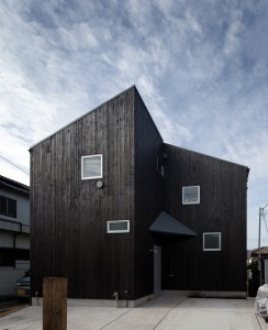 デザイン住宅　焼杉板の黒い外壁が趣のある和風モダンデザインの家　調布市Ｈ様邸